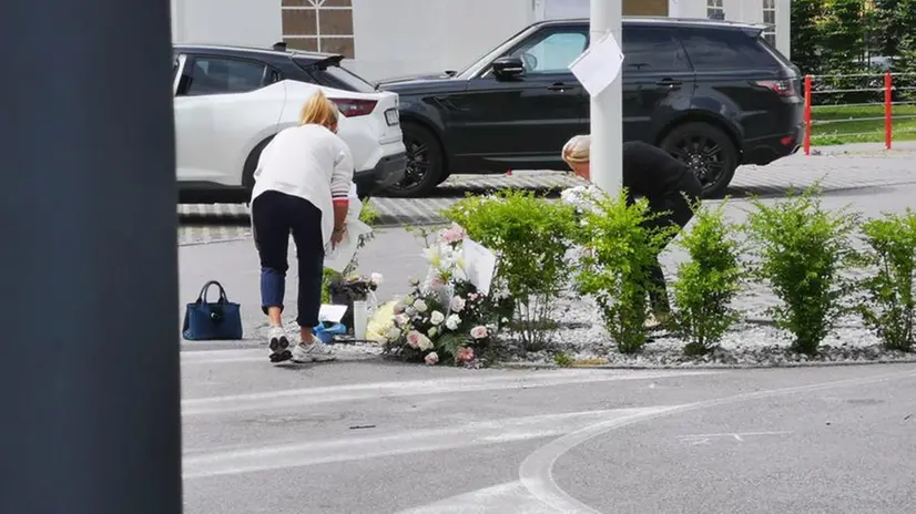 Fiori, disegni e pupazzi nel parcheggio dove ha perso la vita la piccola Sofia