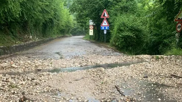 Garda, chiusa la strada tra Serniga e San Michele a causa di una frana