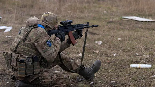 epa11228415 A Ukrainian serviceman from the assault unit of the 72nd Mechanized Brigade named after the Black Zaporozhians aims his weapon duiring military training at an undisclosed location near the frontline, Donetsk region, eastern Ukraine, 18 March 2024, amid the Russian invasion. Russian troops entered Ukraine in February 2022 starting a conflict that has provoked destruction and a humanitarian crisis. EPA/OLGA KOVALOVA