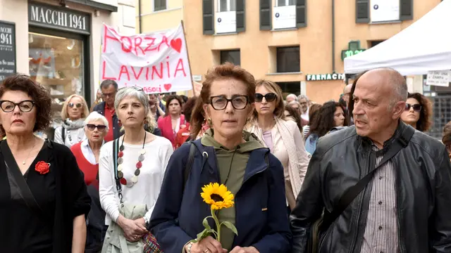 VARESE. MANIFESTAZIONE PER LAVINIA LIMIDO FERITA GRAVEMENTE E PER IL PAPA’ FABIO UCCISO DA MARCO MANFRINATI, NELLE VIE DEL CENTRO CITTA’ NELLA FOTO MARTA CRISCUOLO SFILA IN TESTA AL CORTEO