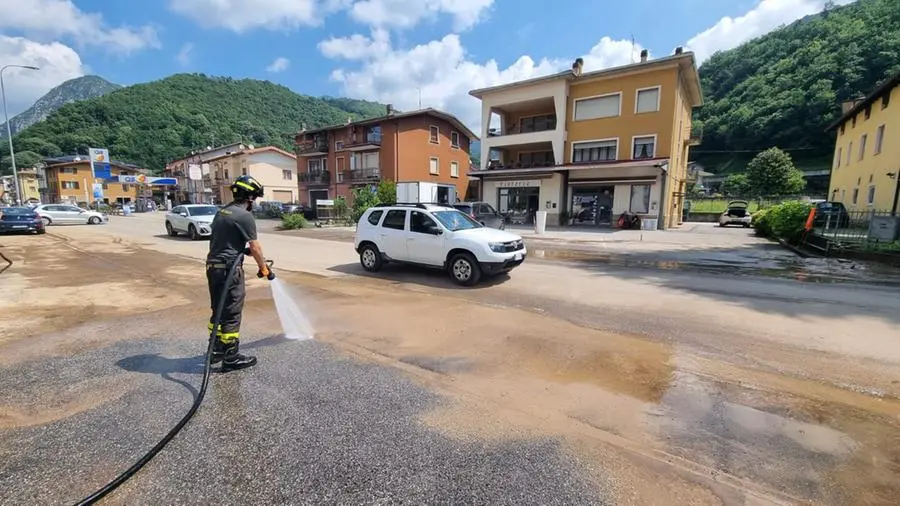 A Vobarno le strade piene di fango dopo l'esondazione