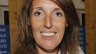 L'assessore regionale veneta Elena Donazzan del Pdl il 18 settembre 2011 indossa una maglietta con la scritta ''...e' una questione di stile.'' in risposta alla maglietta con la scritta ?Senza T-shirt sono ancora meglio '' indossata dalla consigliera regionale lombarda Minetti. ANSA / ANDREA SOLERO