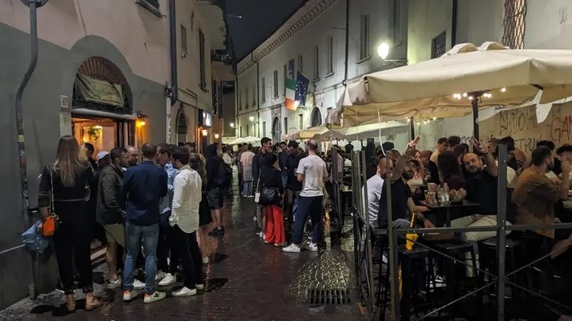 La movida è uno dei tanti effetti legati al fenomeno di foodificazione dei centri storici - © www.giornaledibrescia.it