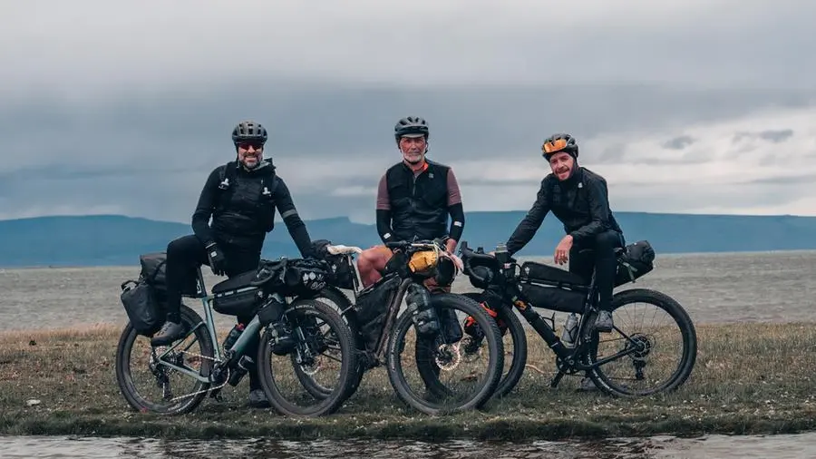 Da sinistra: Frank Lotta, Willy Mulonia e Paolo Penni Martelli in sella alle rispettive bici - Foto © Paolo Penni Martelli