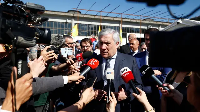 epa11387737 Italian Foreign Minister Antonio Tajani (C) speaks as he visits the 'Food for Gaza' initiative warehouses in Nepi, near Viterbo, Italy, 03 June 2024. 'Food for Gaza' initiative intended to facilitate the delivery of food aid, alleviate the suffering of the population and ensure food security in the Gaza Strip, according to a foreign ministry statement. ' It is a humanitarian project that we believe is right at a time of great difficulty on the Palestinian civilian population', said Tajani during an event to present the first shipment of aid collected for the initiative. EPA/VINCENZO LIVIERI