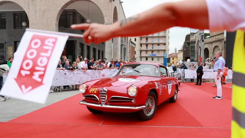 Un'auto storica in piazza Vittoria per la punzonatura, nel 2023