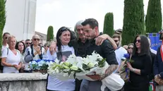 il fratello Daniel Zanola con la sorella Federica, funerali di Giada Zanola ragazza gettata dal cavalcavia dall’ autostrada Vigonza dal fidanzato , Brescia Folzano 6 giugno 2024. Ansa Filippo Venezia