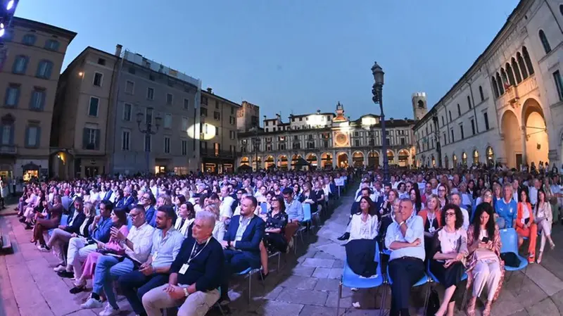 in Piazza Loggia va in scena Brescia for charity serata di beneficenza per dimostrare l'impegno e la collaborazione di tutte le associazioni locali nell'offrire sostegno alle persone in difficoltà. L'evento è presentato da Maddalena Damini, direttrice artistica di Radio Bresciasette, e dal giovane influencer e comico bresciano Mattia Stanga che accoglieranno ospiti tra cui comici, artisti, influencer e personalità di spicco