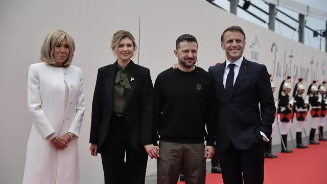 epa11393457 French President Emmanuel Macron (R), his wife Brigitte Macron (L), Ukrainian President Volodymyr Zelensky (2-R) and his wife Olena Zelenska (2-L) attend a commemorative ceremony with dozens of heads of States and more than 200 veterans for the 80th anniversary of D-Day landings in Normandy at Omaha Beach, Saint-Laurent-sur-Mer, France, 06 June 2024. More than 160.000 Western allied troops landed on beaches in Normandy on 6 June 1944 launching the liberation of Western Europe from Nazi occupation during World War II. EPA/CHRISTOPHE PETIT TESSON