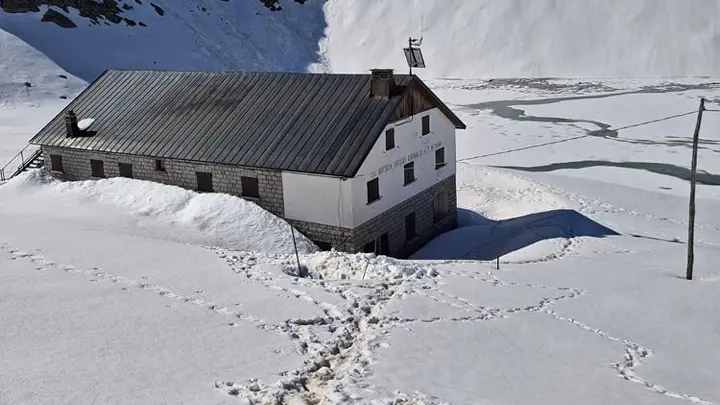 Neve al rifugio Garibaldi, ai piedi dell'Adamello