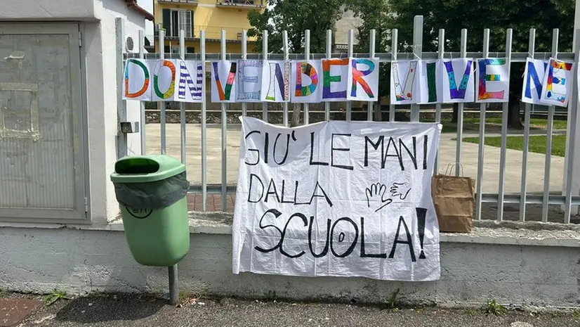 Uno degli striscioni affissi dai genitori - © www.giornaledibrescia.it