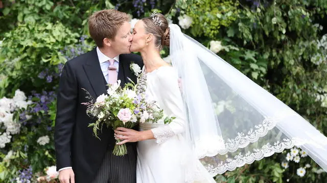 epa11395554 Hugh Grosvenor, 7th Duke of Westminster, (L) and Olivia Henson, the Duchess of Westminster, kiss following their wedding at Chester Cathedral in Chester, Britain, 07 June 2024. EPA/ADAM VAUGHAN