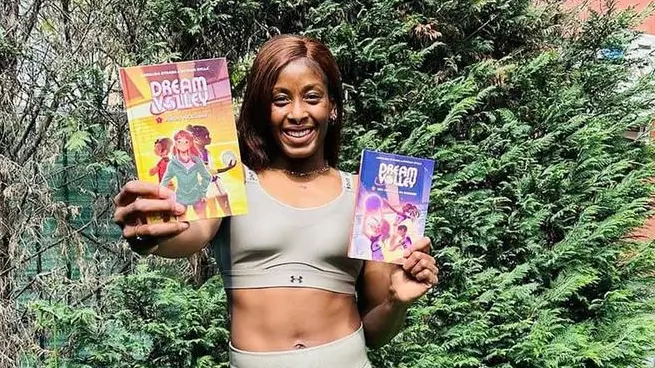 Myriam Sylla con i libri dedicati alla pallavolo scritti con la bresciana Annalisa Strada - Foto tratta da Facebook