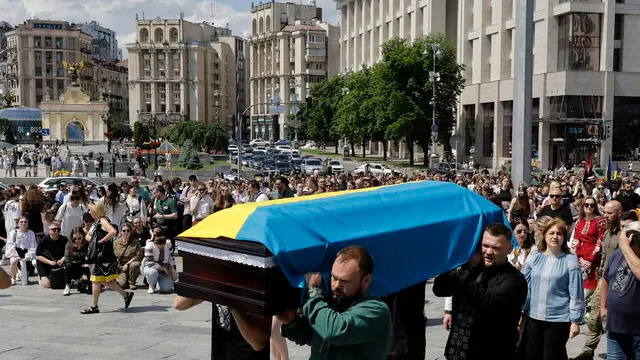 epa11385915 Comrades of late Ukrainian paramedic â€‹â€‹Iryna Tsybukh carry her coffin during a farewell ceremony at Independence Square (Maidan Nezalezhnosti) in Kyiv, Ukraine, 02 June 2024, amid the ongoing Russian invasion. Paramedic of the Ukrainian Volunteer Medic Battalion 'Hospitallers', â€‹â€‹Iryna Tsybukh - callsign 'Cheka' - was killed on the frontline in the Kharkiv region on 29 May 2024, three days before her 26th birthday. EPA/SERGEY DOLZHENKO