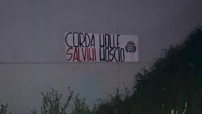 Lo striscione affisso a Lograto - © www.giornaledibrescia.it