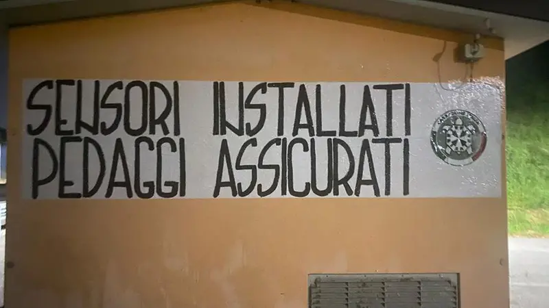 Lo striscione affisso a Montichiari - © www.giornaledibrescia.it