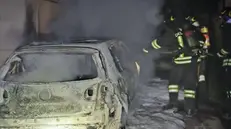 I danni all'autovettura provocati dalle fiamme - Foto Vigili del fuoco © www.giornaledibrescia.it
