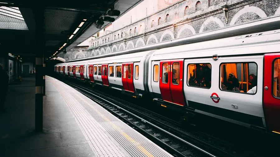 Un treno fermo alla stazione di Sloane Square, Londra - Foto Unsplash