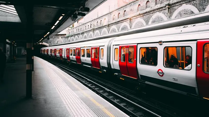 Un treno fermo alla stazione di Sloane Square, Londra - Foto Unsplash