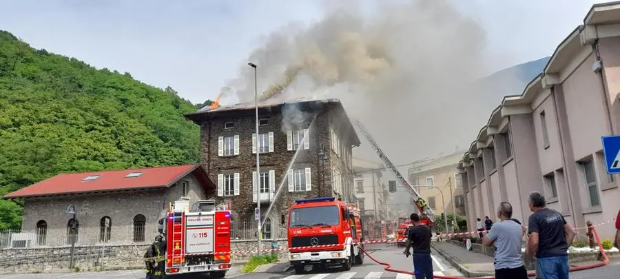 In fiamme il tetto di una palazzina a Cedegolo