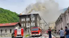 In fiamme il tetto di una palazzina a Cedegolo