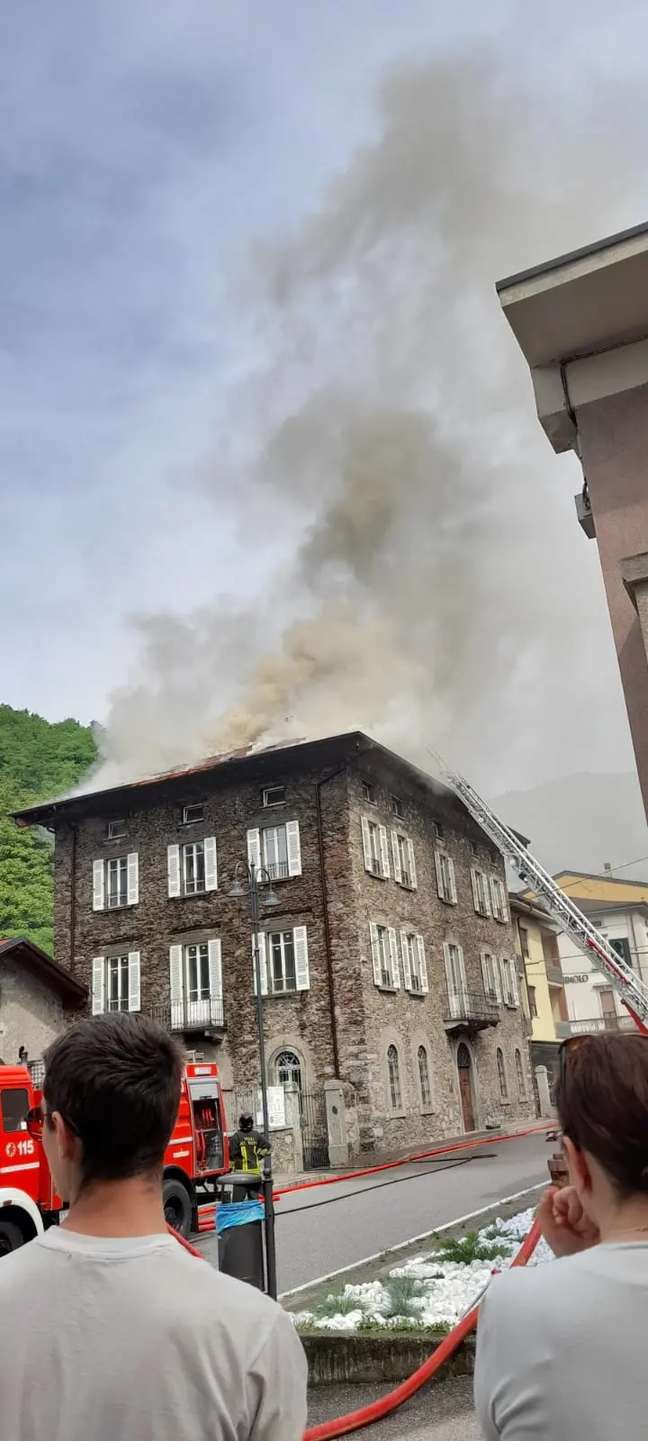 In fiamme il tetto di una palazzina a Cedegolo