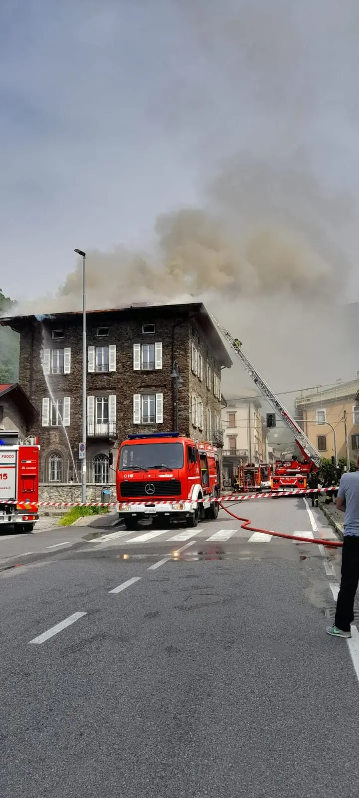 In fiamme il tetto di una palazzina a Cedegolo