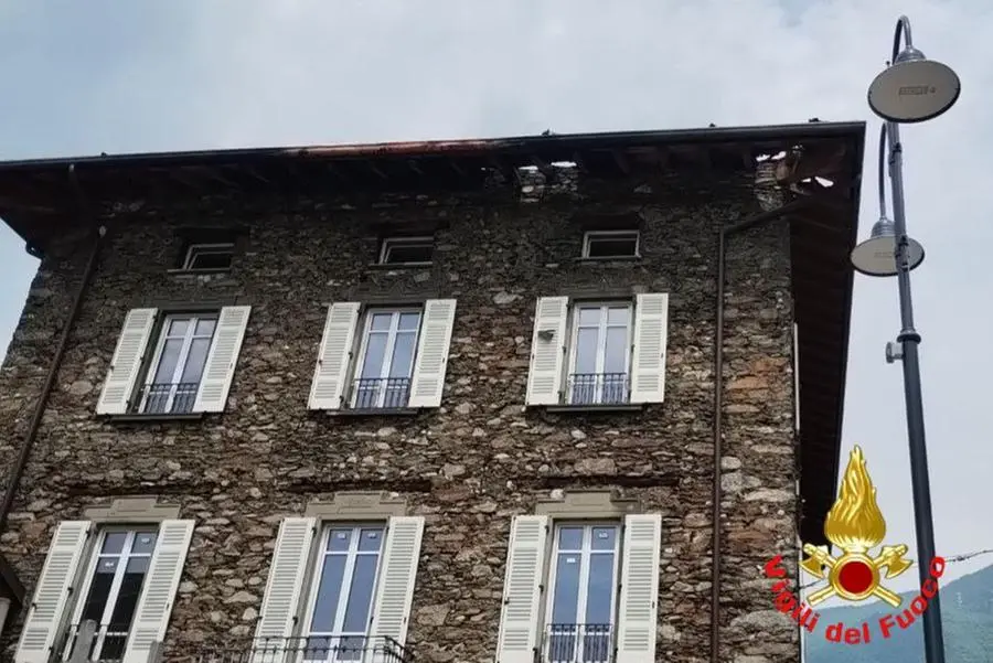 In fiamme il tetto di una palazzina a Cedegolo