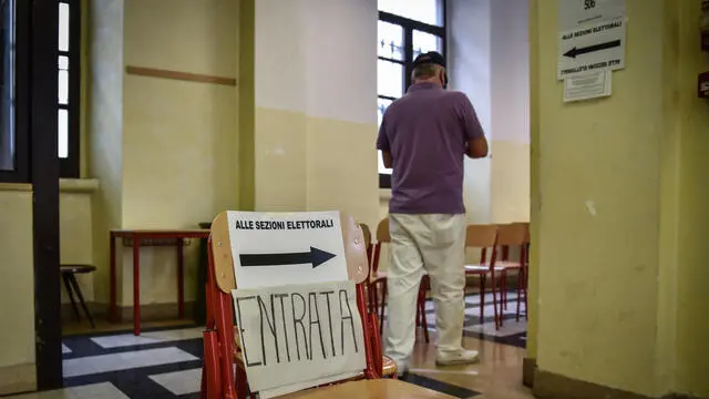 Il seggio nella scuola media Parini di via Solferino per il referendum costituzionale sul taglio dei parlamentari la domenica mattina - Milano 20 Settembre 2020 Ansa/Matteo Corner