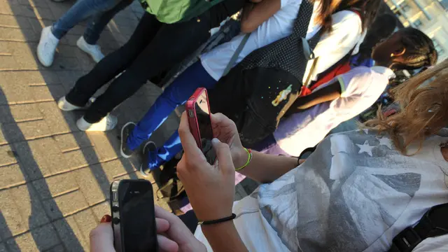 Due ragazzine all' ingresso di una scuola media con l' iphone, oggi 14settembre2011 a Pisa. ANSA/FRANCO SILVI
