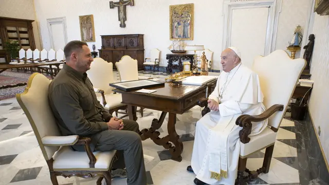epa11397122 A handout photo made available by the Vatican Media shows Pope Francis (R) receiving Head of the Office of the President of Ukraine, Andriy Yermak (L) during an audience at the Vatican, 08 June 2024. EPA/VATICAN MEDIA HANDOUT HANDOUT EDITORIAL USE ONLY/NO SALES HANDOUT EDITORIAL USE ONLY/NO SALES