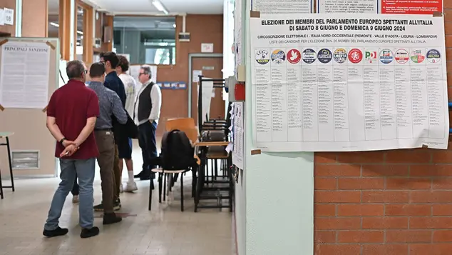 Cittadini al voto per le elezioni europee e del presidente della regione presso il seggio in via Ada Negri a Torino, 8 giugno 2024 ANSA/ALESSANDRO DI MARCO