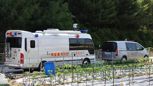 epa11376760 Vehicles from the Army's explosive disposal unit are parked at a field in Yongin, South Korea, 29 May 2024, as a balloon presumably sent by North Korea was found there. Some 200 such balloons have been discovered nationwide so far, military and police sources said, adding they contained mostly trash and other waste. EPA/YONHAP SOUTH KOREA OUT