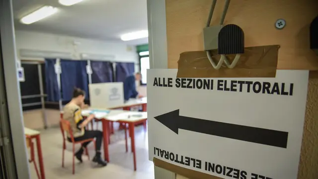 Il seggio elettorale delle elezioni europee di via Martinettii, Milano 8 Giugno 2024 ANSA/MATTEO CORNER