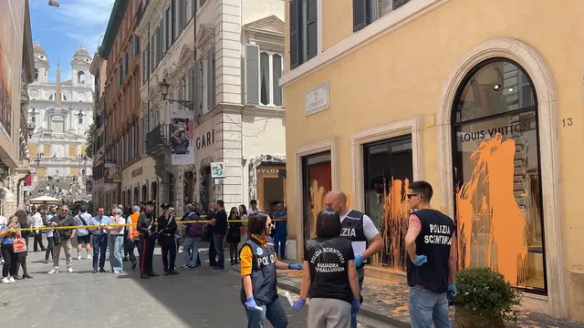 epa11344878 Forensic police inspect the scene in via dei Condotti after Last Generation (Ultima Generazione) climate activists smeared the windows of some luxury shops with orange paint, in Rome, Italy, 16 May 2024. EPA/CLAUDIO PERI