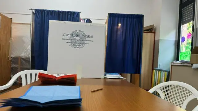 sezioni, seggio elettorale a Sulmona, elezioni, voto, urne cabina elettorale