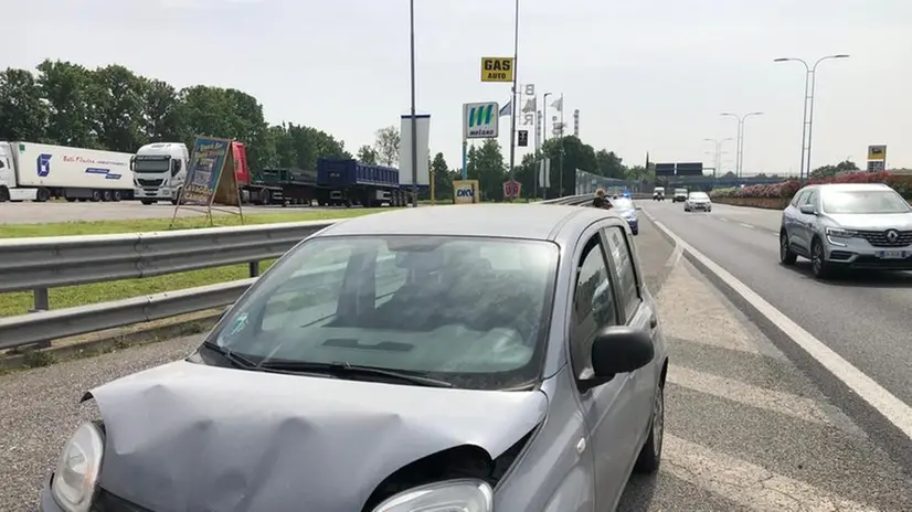 Malore alla guida per un automobilista in tangenziale sud