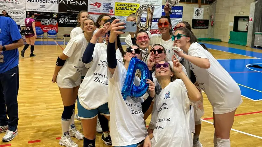 La festa delle ragazze dopo la promozione - © www.giornaledibrescia.it
