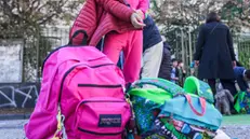 Gli alunni e i genitori della scuola Tommasei di piazza Cavour, a Torino, protestano contro la qualità della mensa e i disservizi del servizio, mangiando il pranzo al sacco all'esterno dell'istituto, 3 novembre 2023 ANSA/JESSICA PASQUALON