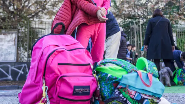 Gli alunni e i genitori della scuola Tommasei di piazza Cavour, a Torino, protestano contro la qualità della mensa e i disservizi del servizio, mangiando il pranzo al sacco all'esterno dell'istituto, 3 novembre 2023 ANSA/JESSICA PASQUALON