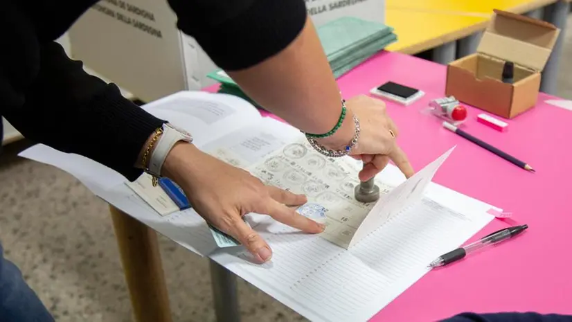 Una scheda elettorale in un seggio (foto d'archivio)