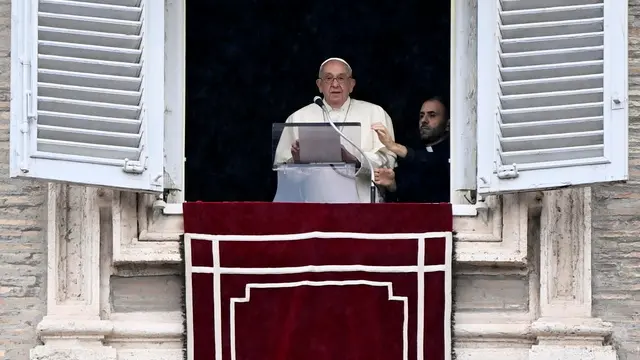 epa11385325 Pope Francis leads his Sunday Angelus prayer from the window of his office overlooking Saint Peter's Square, Vatican City, 02 June 2024. EPA/Riccardo Antimiani