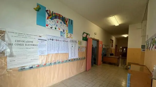 sezioni, seggio elettorale a Sulmona, elezioni, voto, urne cabina elettorale