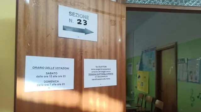 sezioni, seggio elettorale a Sulmona, elezioni, voto, urne cabina elettorale