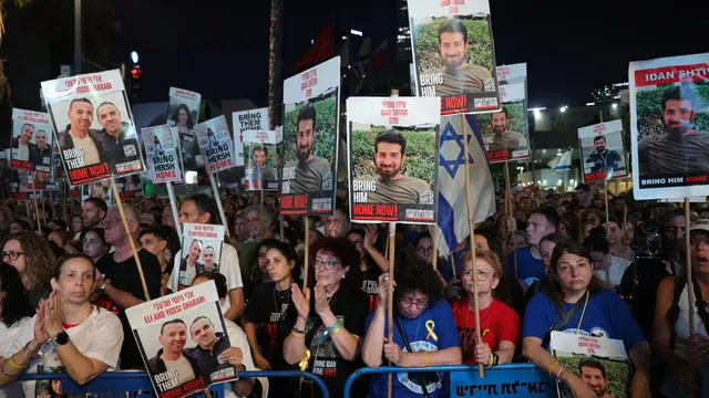 epa11398282 Participants at a hostages release rally in Tel Aviv, Israel, 08 June 2024. Israeli Special Forces successfully rescued Noa Argamani, Andrey Kozlov, Almog Meir Jan, and Shlomi Ziv from Hamas captivity during a rescue operation in Nuseirat, Gaza Strip, the IDF announced 08 June 2024. The hostages have been transferred to the Tel HaShomer Hospital, the IDF said. EPA/ABIR SULTAN