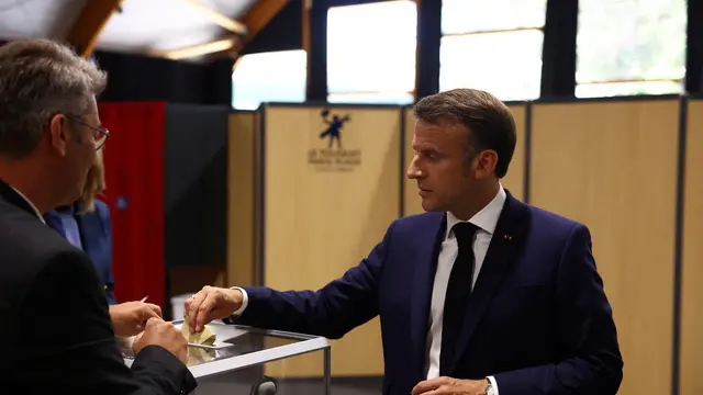 epa11399548 French President Emmanuel Macron votes during the European Parliament election at a polling station in Le Touquet-Paris-Plage, France, 09 June 2024. EPA/Hannah McKay / POOL MAXPPP OUT