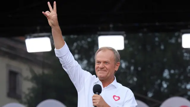 epa11389561 Polish Prime Minister Donald Tusk speaks during the 'June 4 Rally' at Castle Square in Warsaw, Poland, 04 June 2024. The rally takes place on the anniversary of the first partially free elections of 04 June 4 1989, and the 04 June 2023 march of the then opposition. The first round of elections to the Sejm and Senate were held, under the terms of the Round Table, which ended with the success of Solidarity. The consequence was the collapse of communism and political transformation in Poland and Central and Eastern Europe. EPA/PAWEL SUPERNAK POLAND OUT