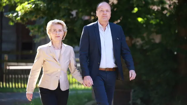 epa11399008 European Commission President Ursula von der Leyen (L) and her husband Heiko von der Leyen arrive to cast their ballots in Burgdorf, Germany, 09 June 2024. The European Parliament elections take place across EU member states from 06 to 09 June 2024, with the European elections in Germany being held on 09 June. EPA/CLEMENS BILAN