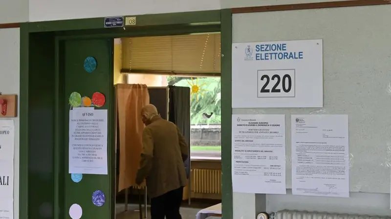 Uno dei seggi bresciani allestiti per le elezioni 2024 - Foto Gabriele Strada Neg © www.giornaledibrescia.it