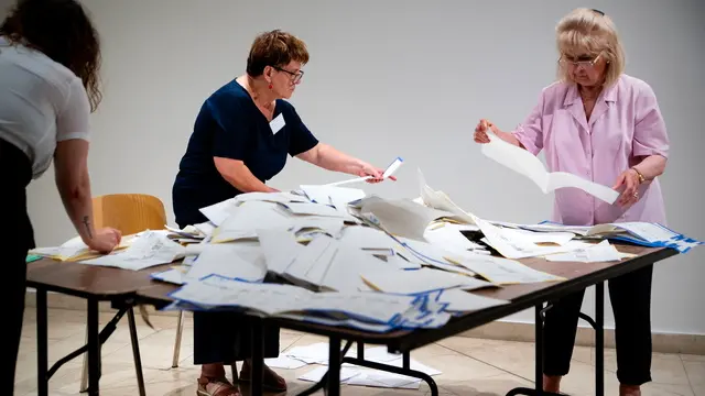 epa11400887 Election officials count the votes in the European Parliament and the local elections in the city of Gyor, northwestern Hungary, 09 June 2024, shortly after polling stations closed. The European Parliament elections take place across EU member states from 06 to 09 June 2024. EPA/Csaba Krizsan HUNGARY OUT